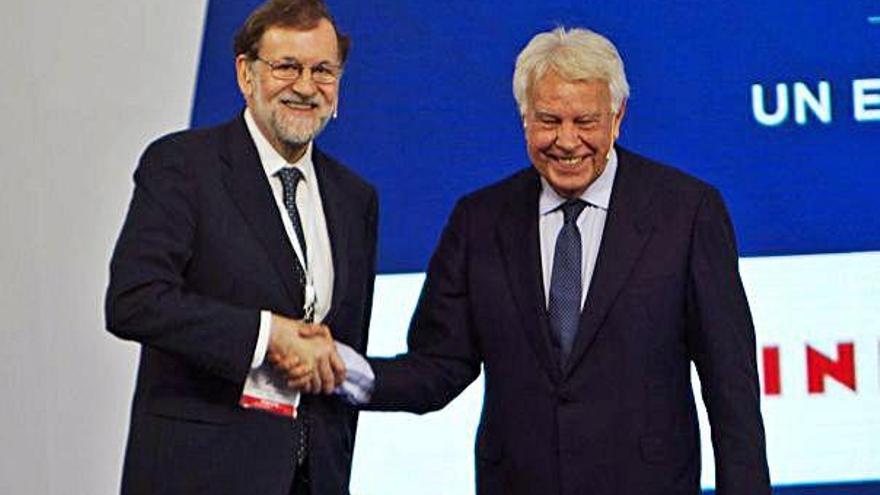 Rajoy i González se saluden abans de participar en un diàleg sobre política.