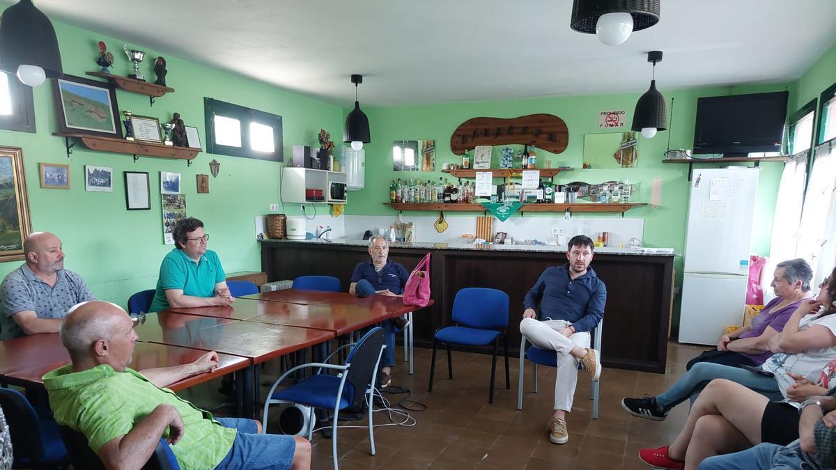 En el centro, de camisa azul y pantalón blanco, el presidente del PP de Grado, José González, con los vecinos de Fuejo.