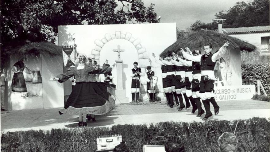 Grupo de baile de Sementeira en un certamen de 1986.   | // L. O.