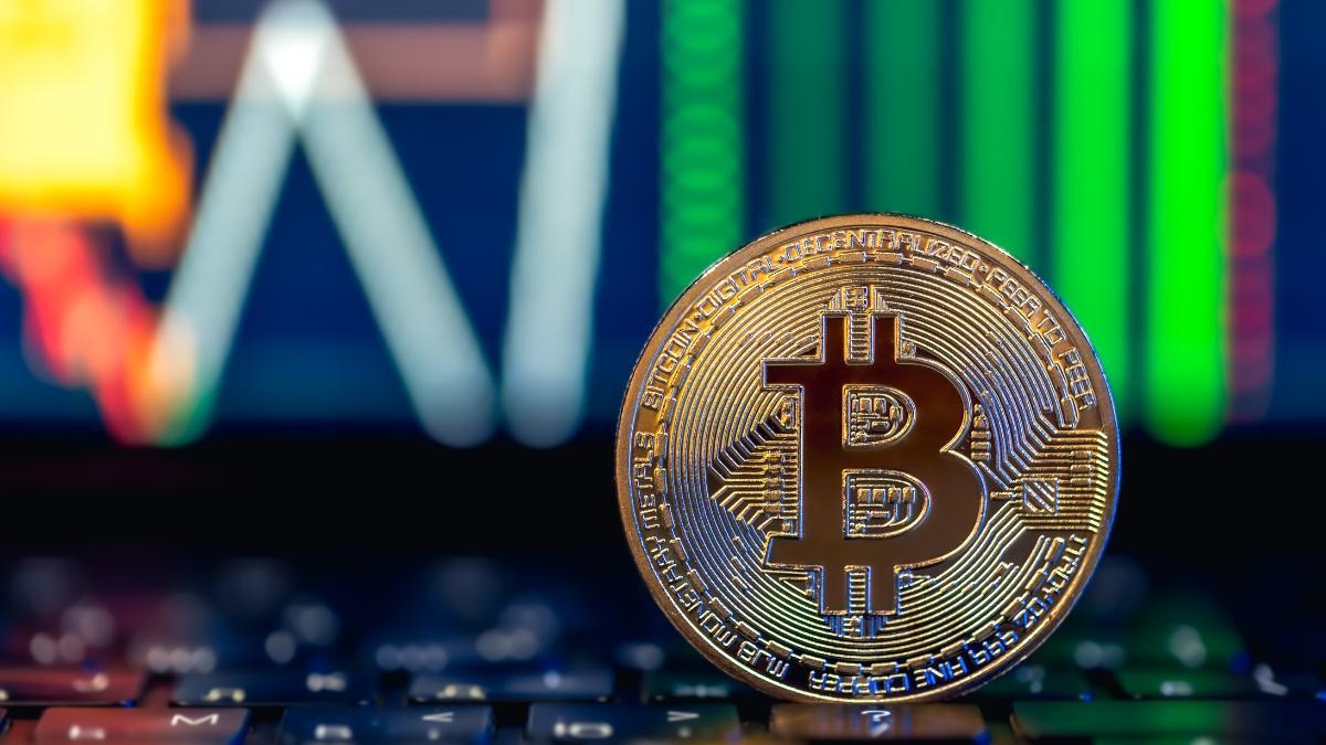 Representación de un bitcoin encima de un ordenador