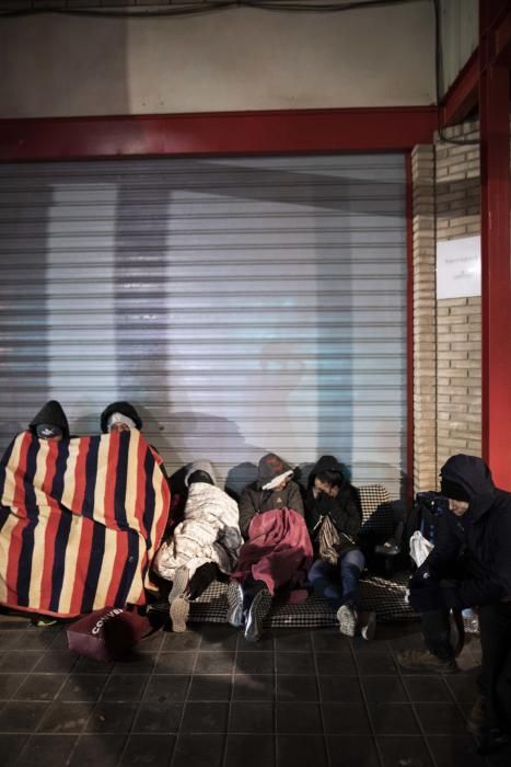 Demandantes de asilo esperan en la calles durante días en Zapadores