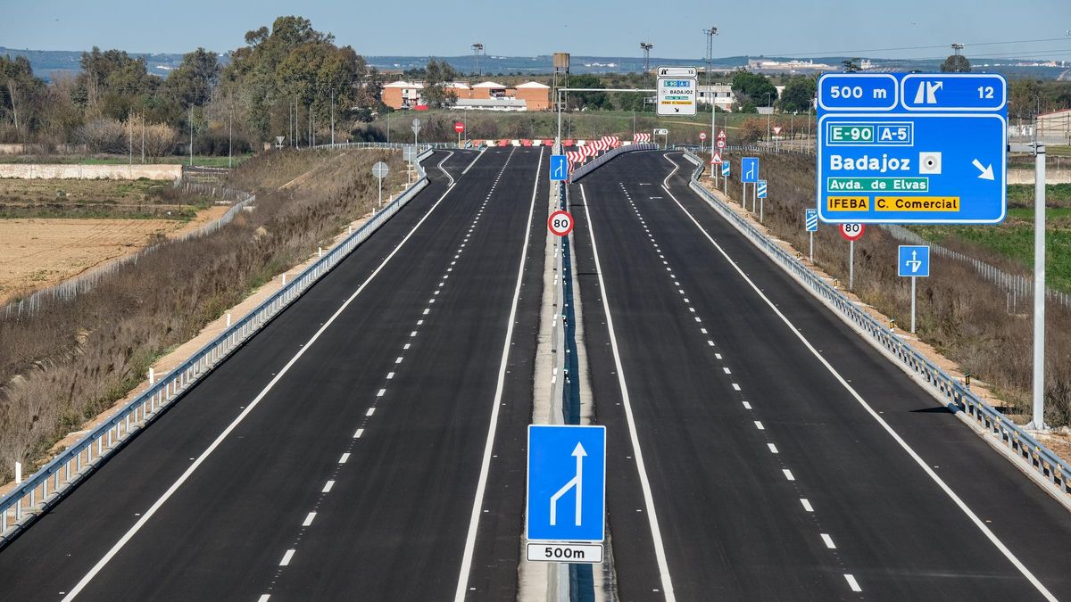 Parte del primer tramo ejecutado de la Ronda Sur de Badajoz, a punto de abrirse al tráfico.