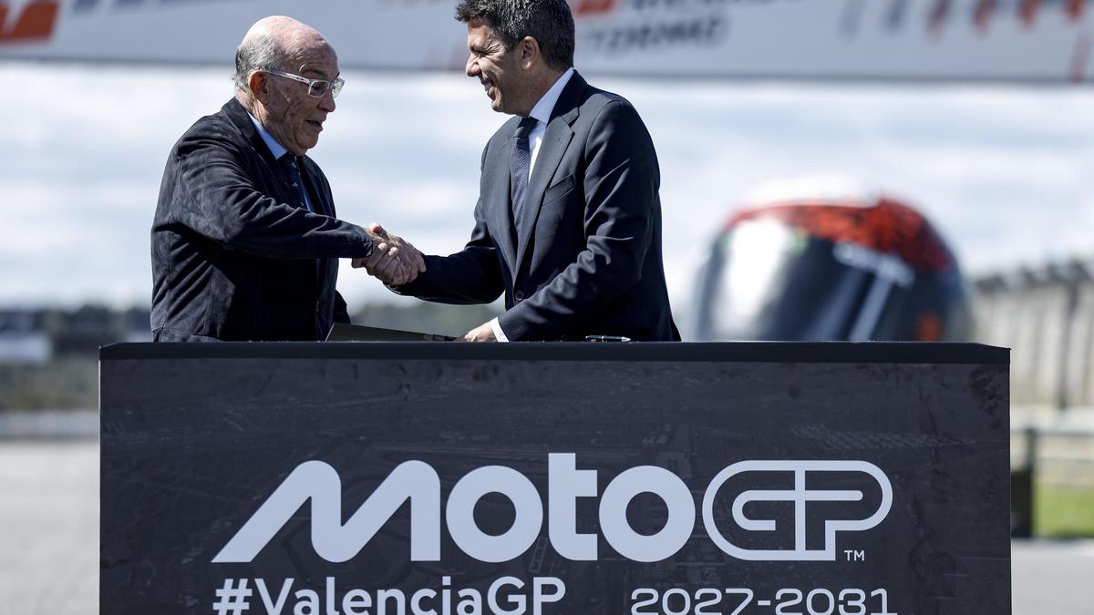 Carmelo Ezpeleta, CEO de Dorna, y el valenciano Carlos Mazón, en la firma en Cheste esta semana.