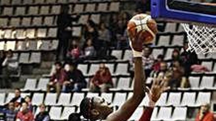 Coulibaly, a Fontajau, en un partit contra l&#039;Hola! Madrid.