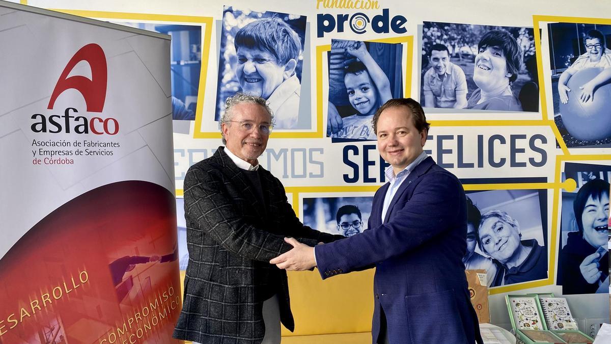 Blas García y Miguel A. Tamarit, tras firmar el convenio de colaboración.