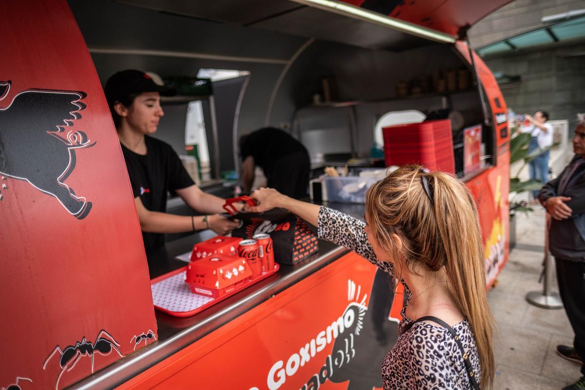 Colas en el estreno en Tenerife de GoXo, la food truck de Dabiz Muñoz