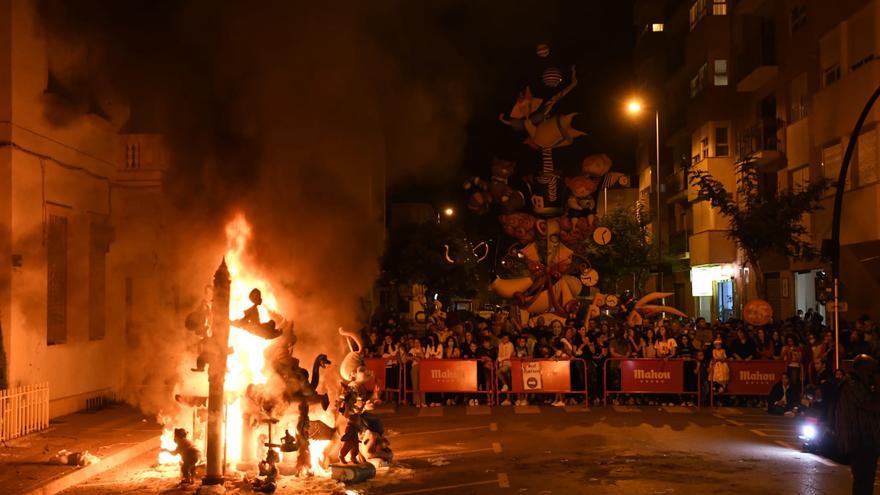 La falla infantil premiada en Burriana ya es pasto de las llamas