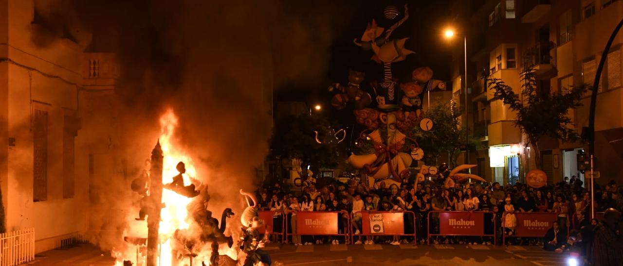 La falla infantil premiada en Burriana ya es pasto de las llamas