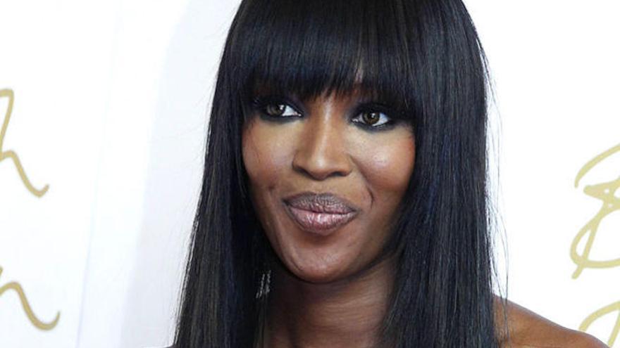 Naomi Campbell posa durante los la gala de los Premios británicos de la Moda 2010, este martes