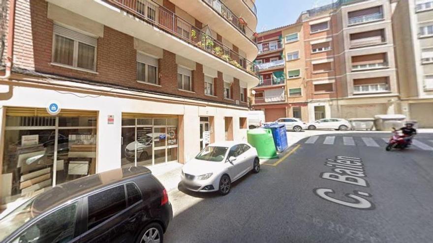 Operatiu al carrer Bailén de Manresa per treure una dona per una finestra amb la grua dels Bombers