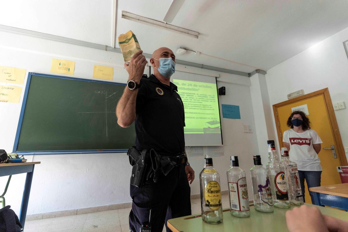 El agente tutor de la Policía Local de Córdoba Jesús Macías muestra unas botellas al alumnado.