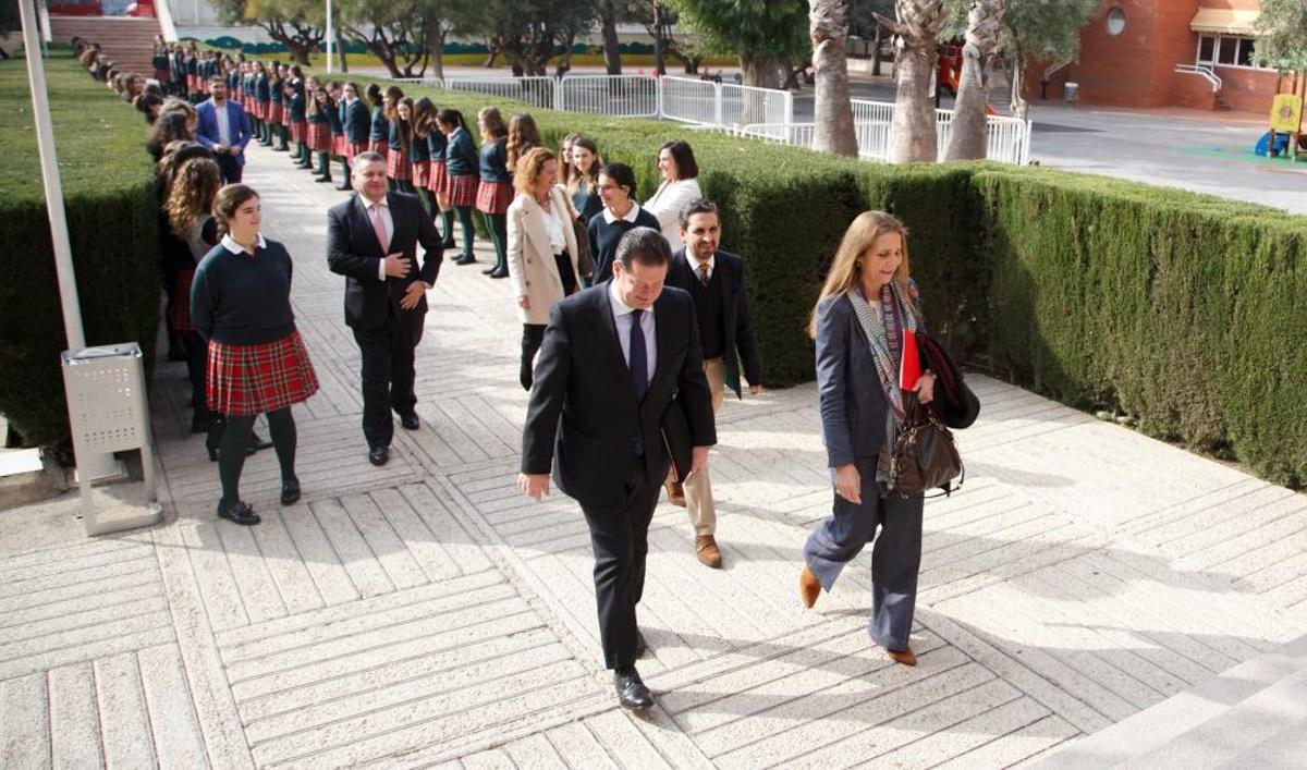 La Infanta Cristina entrega un premio de la Fundación Mapfre a una alumna del Colegio ALtozano La Infanta Cristina entrega un premio de la Fundación Mapfre a una alumna del Colegio ALtozano