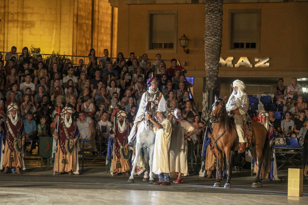 Los bandos de la cruz y la media luna recrean una emocionante embajada frente a Palacio Altamira de Elche.