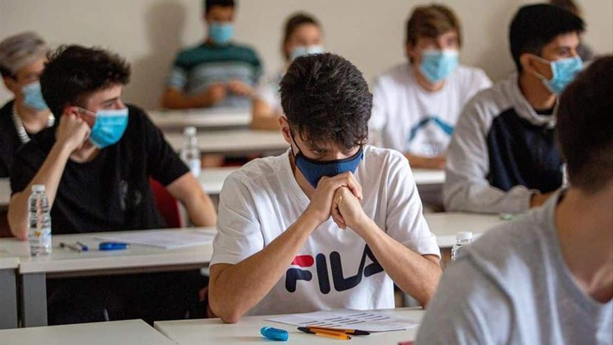 Los estudiantes canarios, liberados del uso de la mascarilla