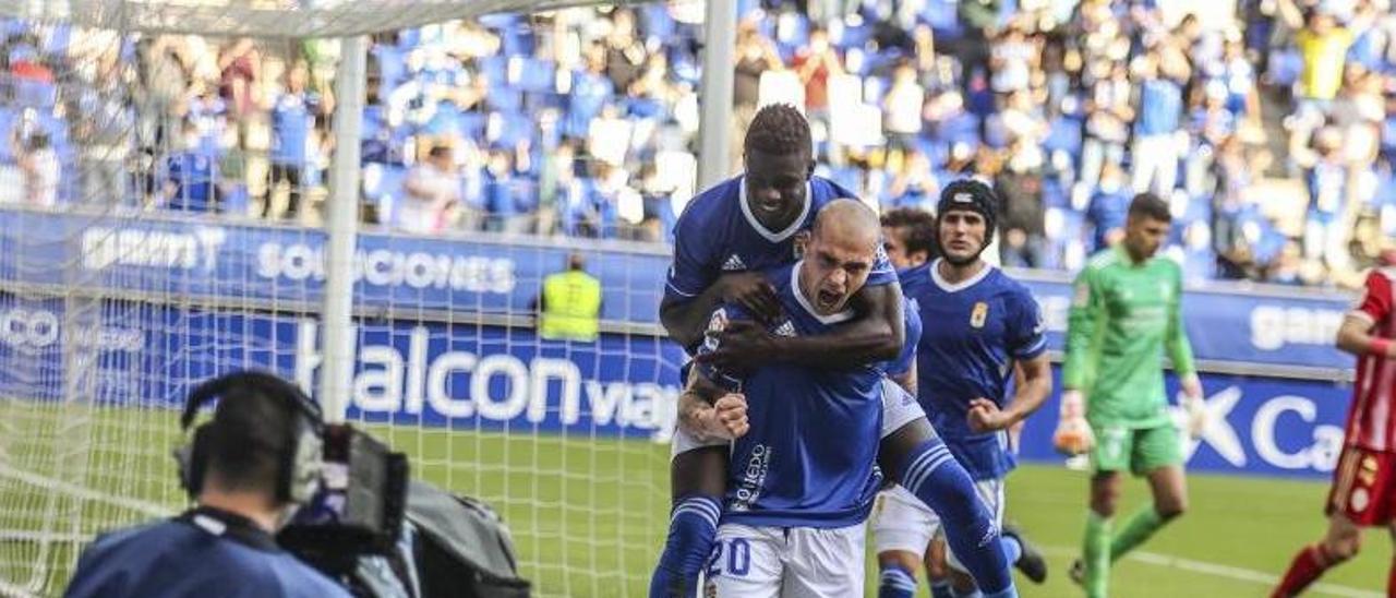 Pombo celebra su gol de penalti, con Obeng subido a su espalda y Luismi detrás. | Irma Collín