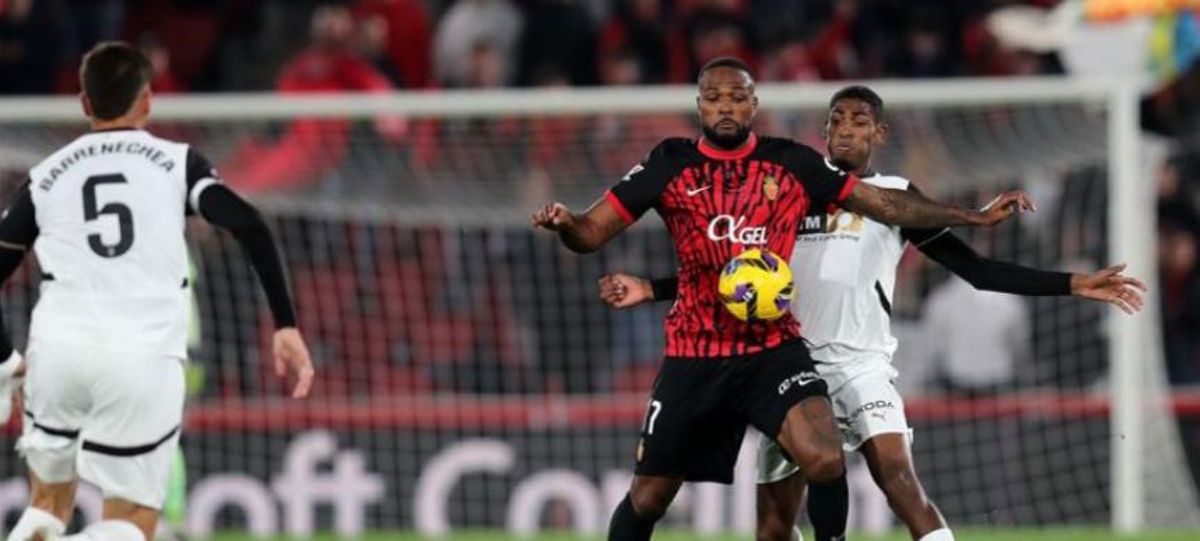 Larin y Mosquera, pujando por la pelota