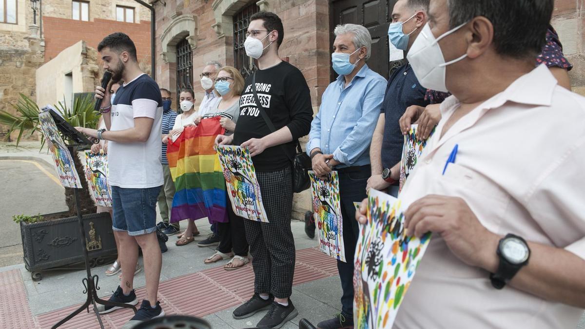 Miembros de la asociación Benavente Visible y concejales del PSOE e IU en una celebración de la semana del Orgullo LGTBI anterior.