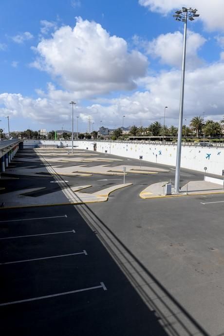 26-03-20  GRAN CANARIA. AEROPUERTO DE GRAN CANARIA. INGENIO TELDE. . Efecto del Covid-19 en el Aeropuerto de Gran Canaria, plataforma de aparcamiento de aviones vacía, últimos turistas y últimos en llegar.  Fotos: Juan Castro.