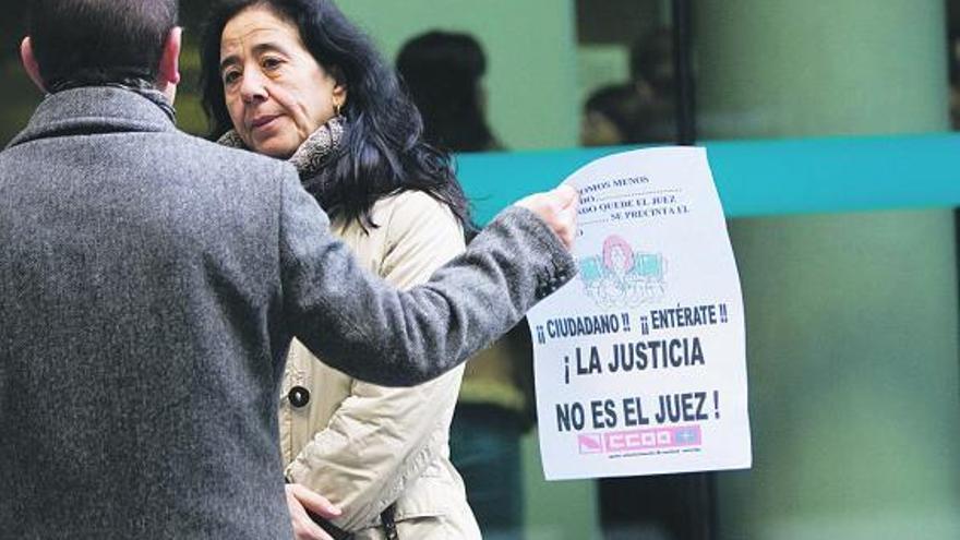 campaña de concienciación ciudadana. El sector de justicia de Comisiones Obreras inició ayer una campaña para informar a la ciudadanía sobre «el colapso» y el «desmantelamiento» de los Juzgados asturianos.