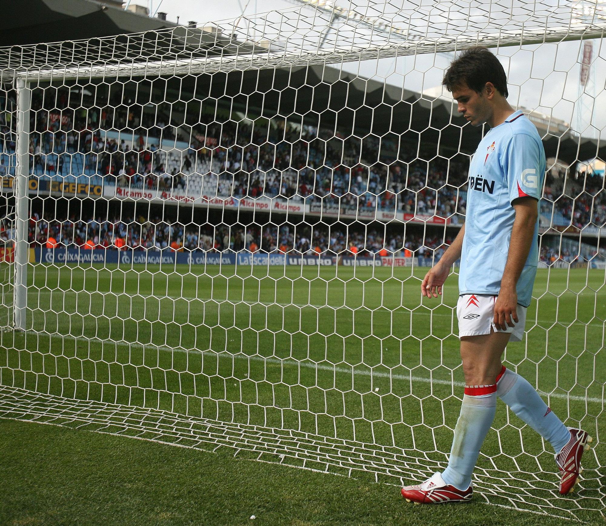 BORJA OUBI�A 18-6-07 Miguel Nunez Abandonando el c�sped tras el partido contra el Getafe en el que consum� su segundo descenso.jpg