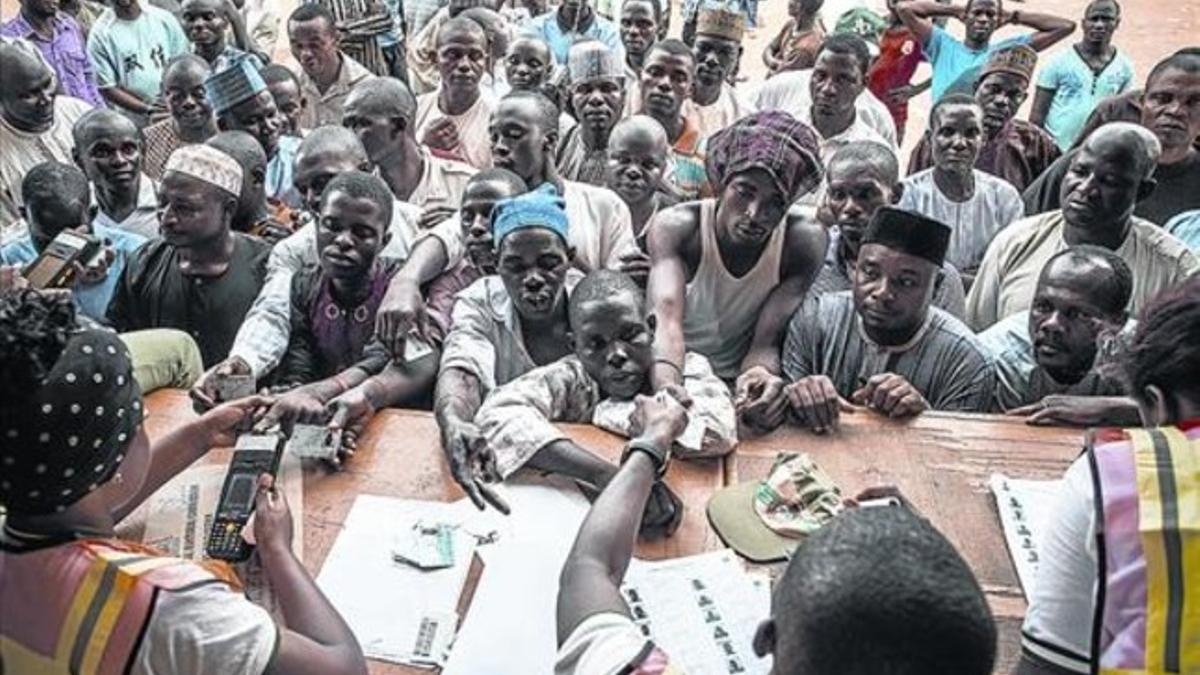 Jornada electoral complicada 8 Ciudadanos esperan para votar en un colegio de la capital, Abuja.