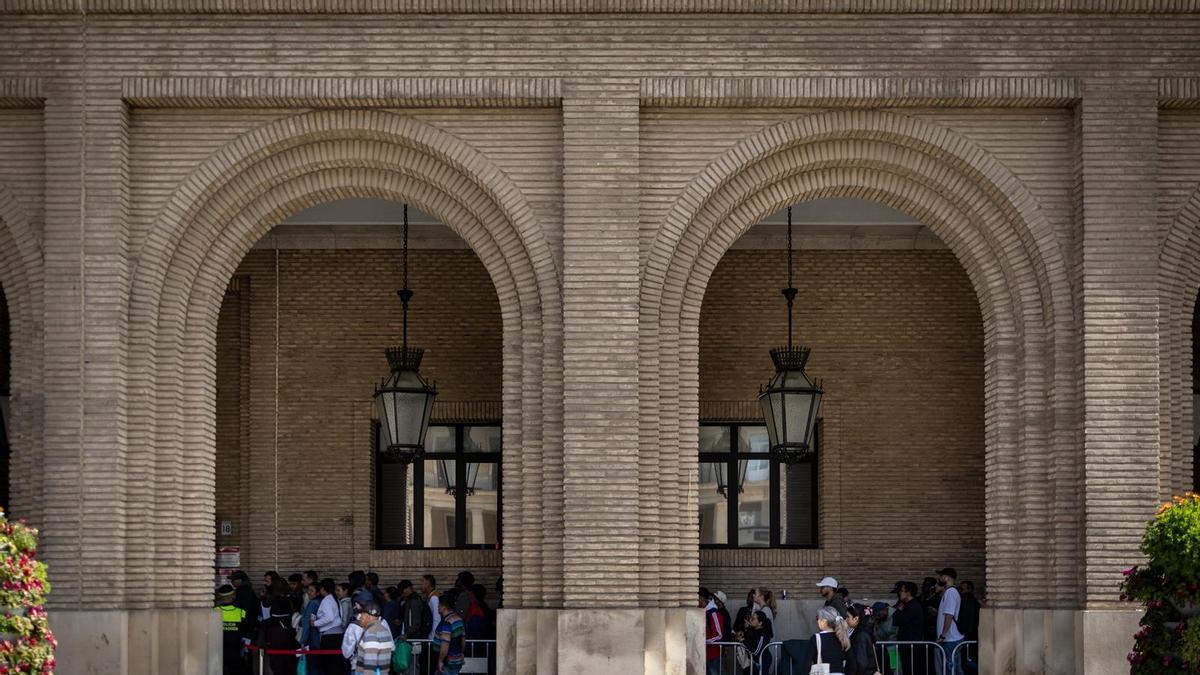 Filas en el proceso de regularización de migrantes en uno de los primeros días, en Zaragoza.