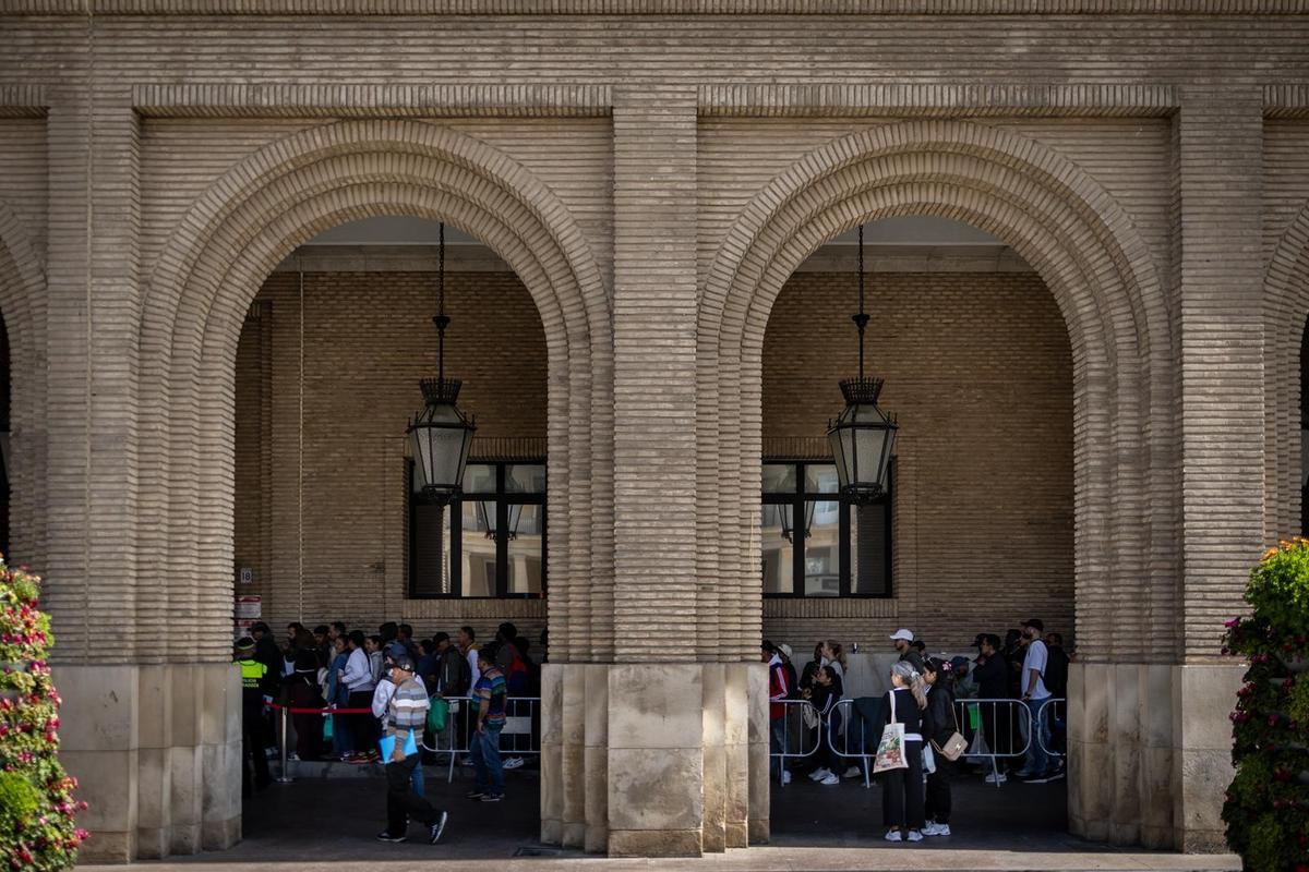 Filas en el proceso de regularización de migrantes, en Zaragoza.