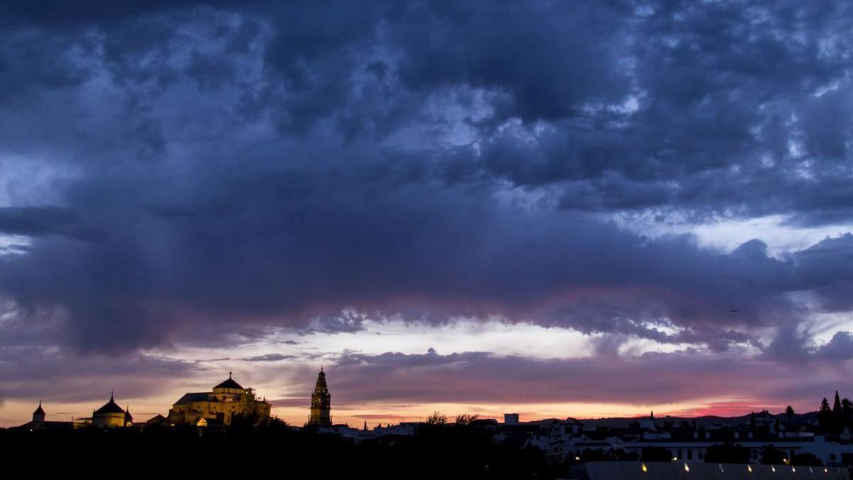 Atardecer con el cielo nuboso en Córdoba.