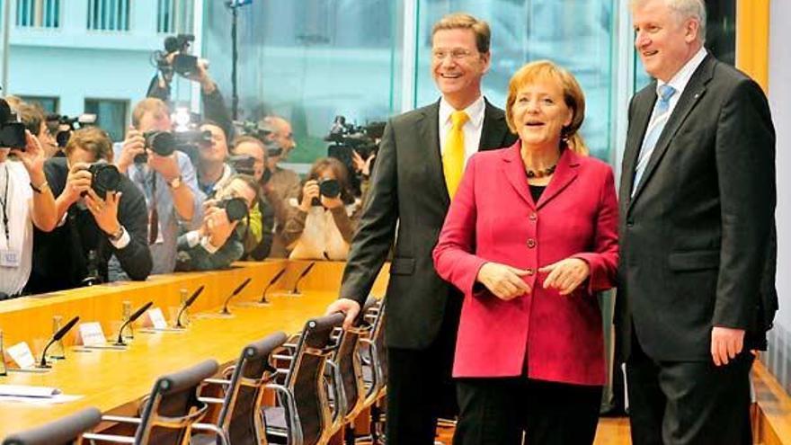 Angela Merkel con el socialcristiano Horst Seehofer (dcha.) y el liberal Guido Westerwelle