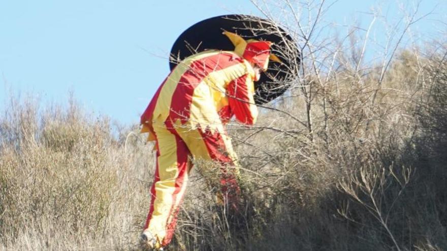 El ascenso al cerro de San Blas volvió a enfrentar a la máscara con los vecinos de Ateca.  | AYUNTAMIENTO DE ATECA