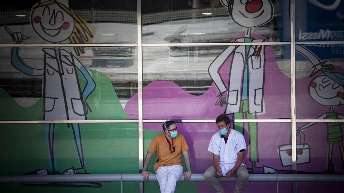 Personal sanitario en el exterior del Hospital Vall d'Hebron de Barcelona