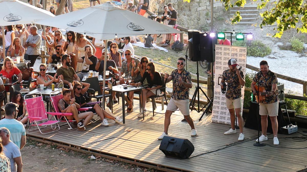 Concierto en un chiringuito de Samil.