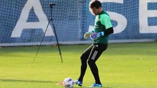 Cristian Álvarez empieza a trabajar sobre el césped