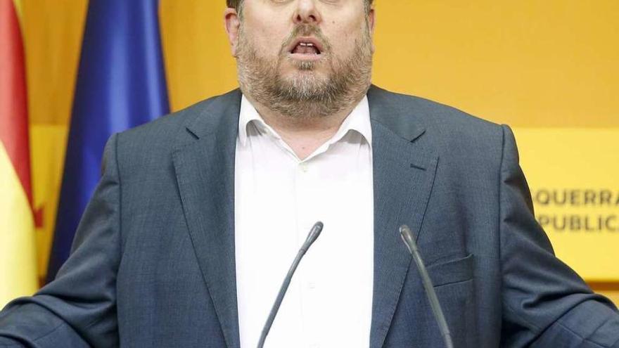 Oriol Junqueras, presidente de ERC, durante la rueda de prensa que dio ayer en Barcelona. // Efe