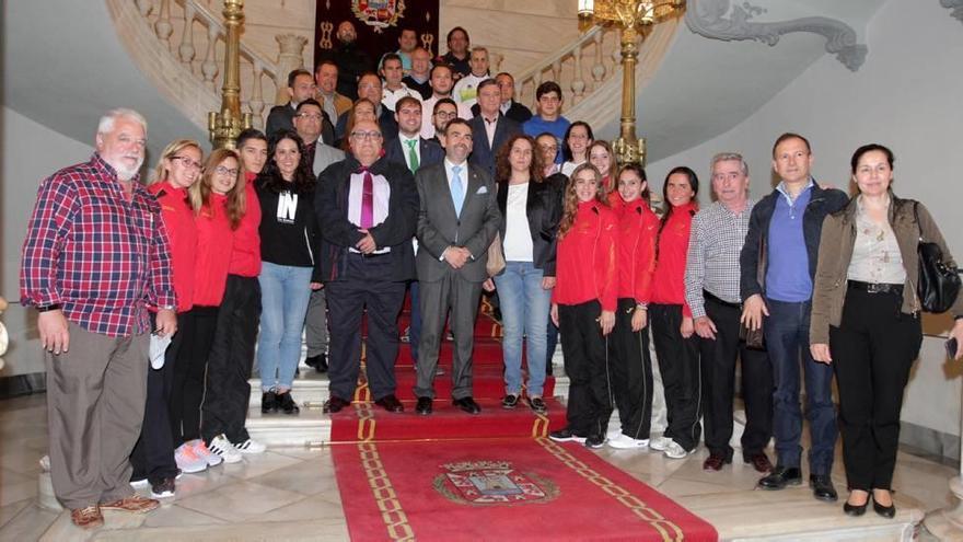 Imagen de los elegidos en los premios al deporte 2014-2015 con el alcalde José Lopez.