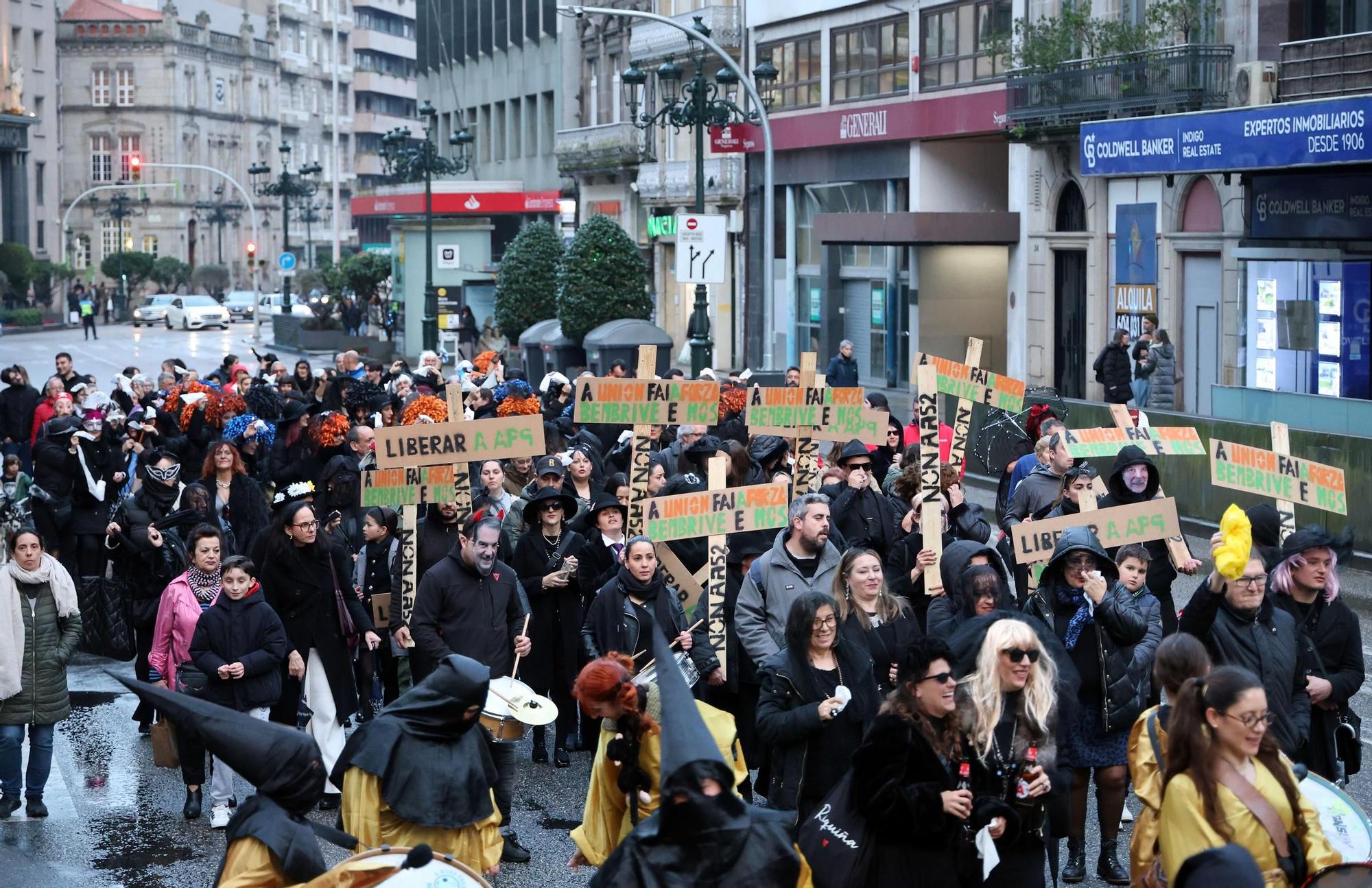 Comitiva fúnebre y premios del desfile finalizan el Carnaval en Vigo