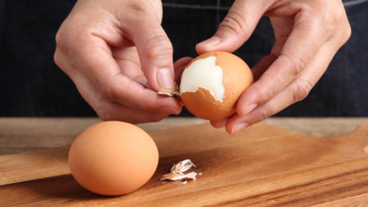 Pelando un huevo cocido
