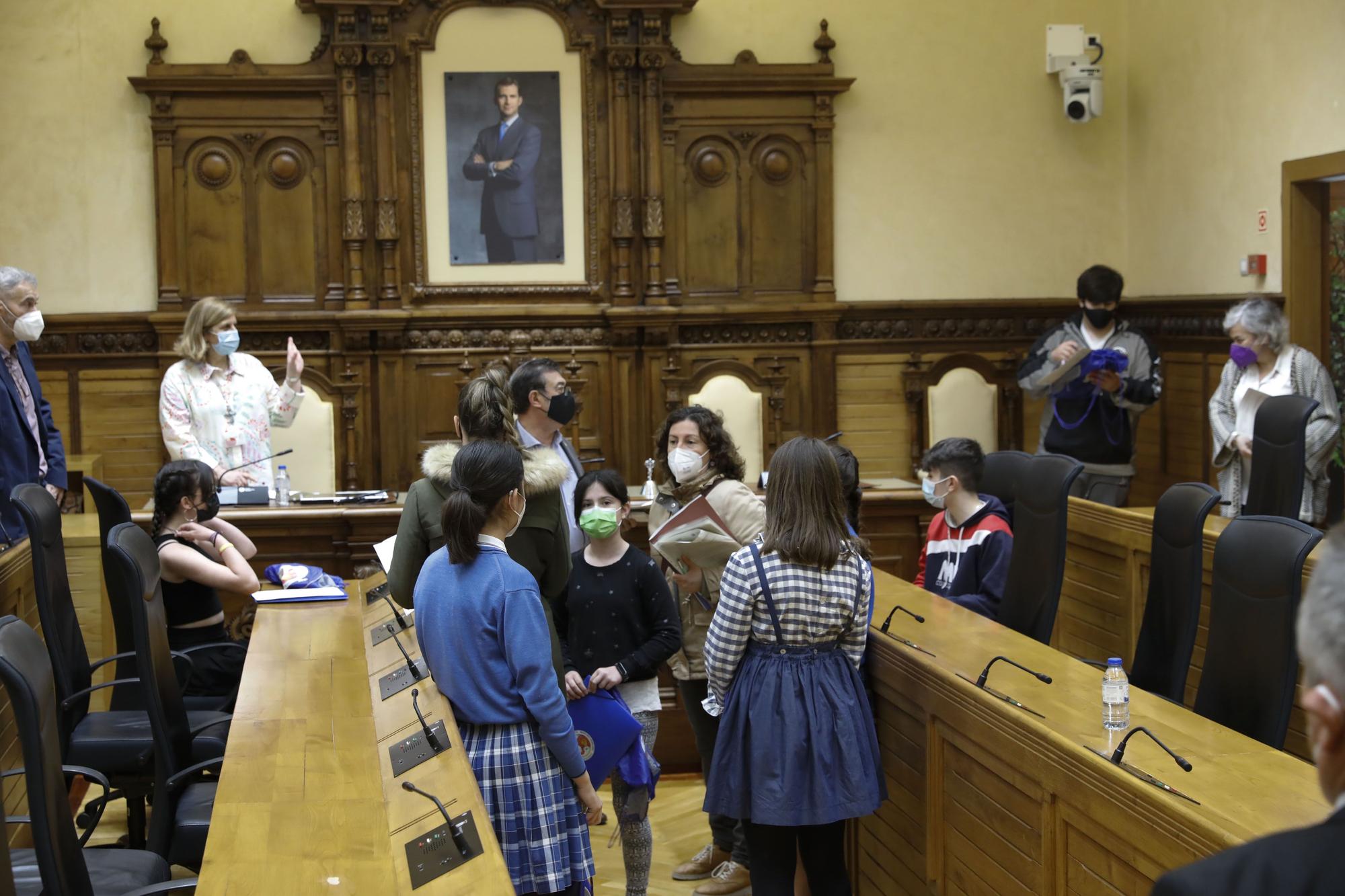 Los niños de Gijón toman el salón de plenos del Ayuntamiento
