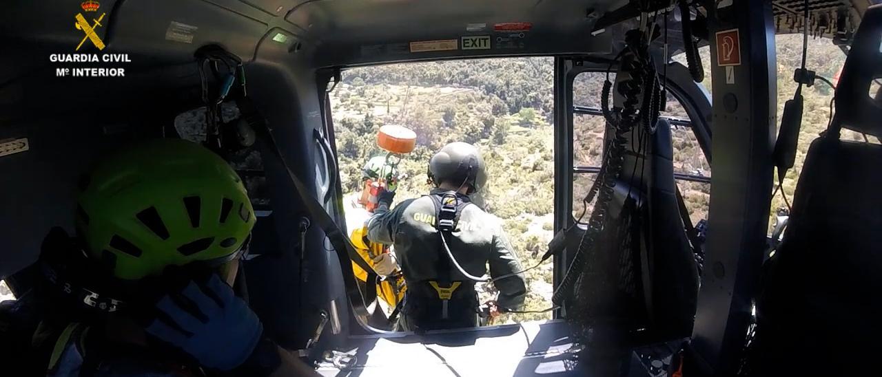 Así ha sido el rescate en helicóptero de un barranquista en el Torrent de Muntanya