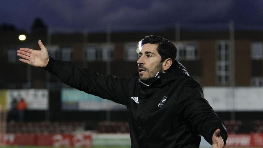 Javi Vázquez, entrenador del Langreo, sobre el buen momento de su equipo: &quot;Hay que soñar desde el disfrute, no desde la exigencia&quot;