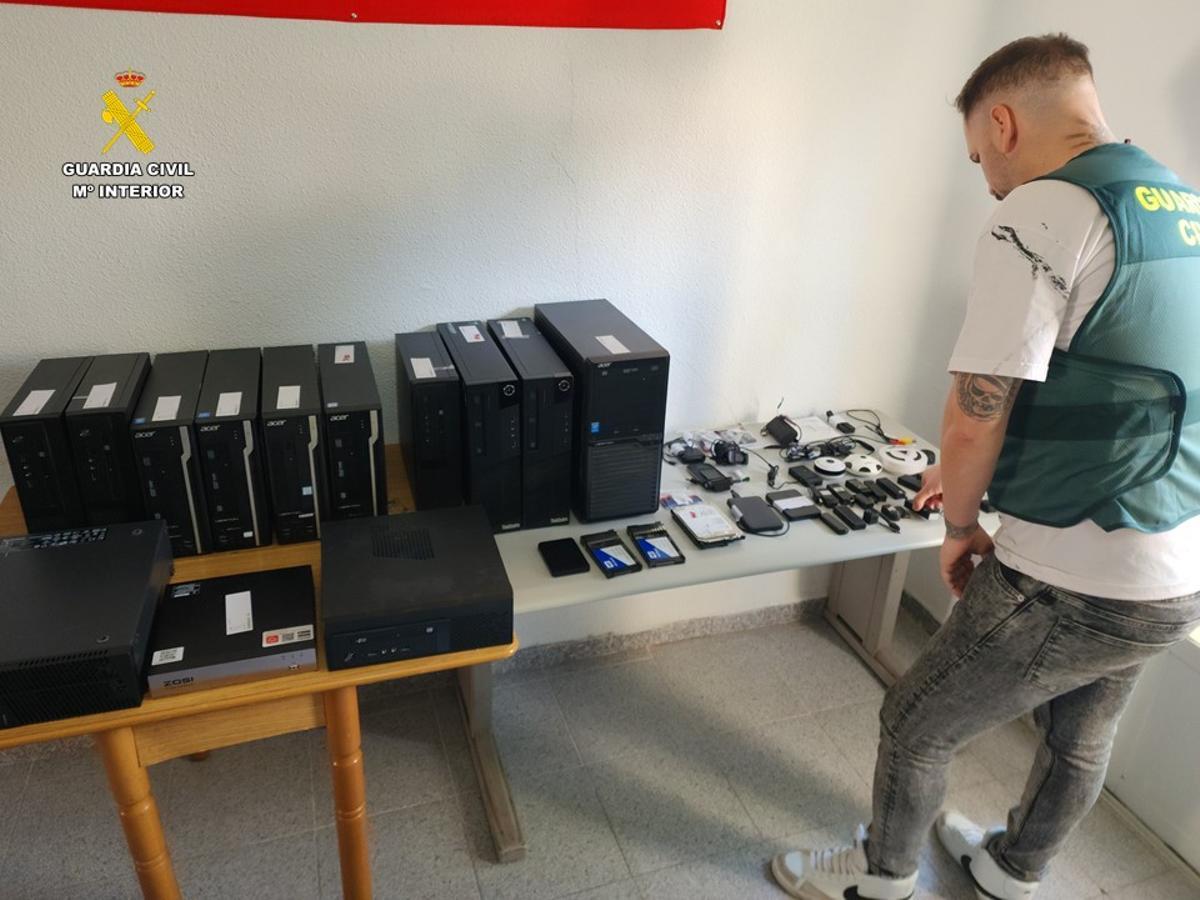 Detenido el gerente de una asesoría de Sax por grabar a trabajadoras y clientas con 30 cámaras espía