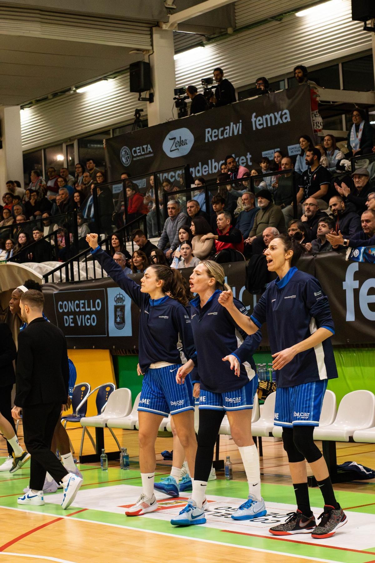 Alba Torrens, en el banquillo animando a sus compañeras en el aprtido de Vigo