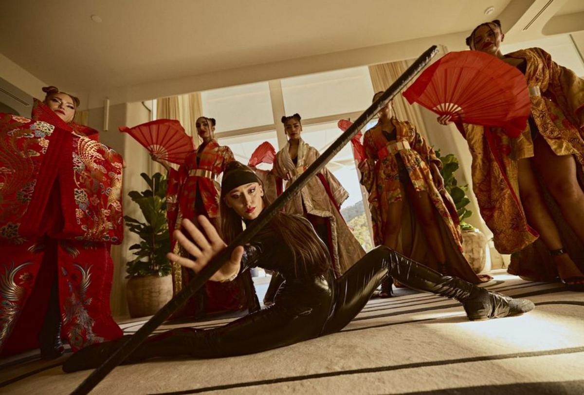 Un espectáculo de kyabarê hecho a medida para amenizar las cenas en Niko. | ANDRÉS IGLESIAS