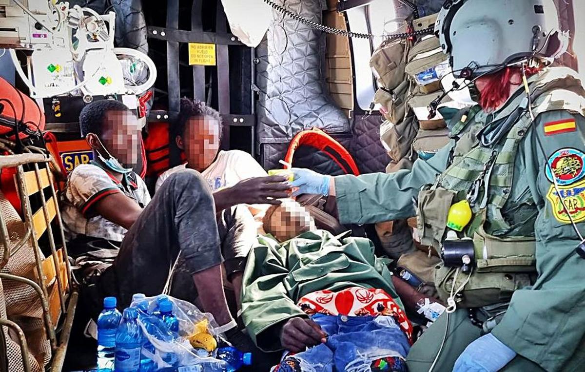 Los tres supervivientes en el interior del helicóptero. | | EJÉRCITO DEL AIRE / EFE
