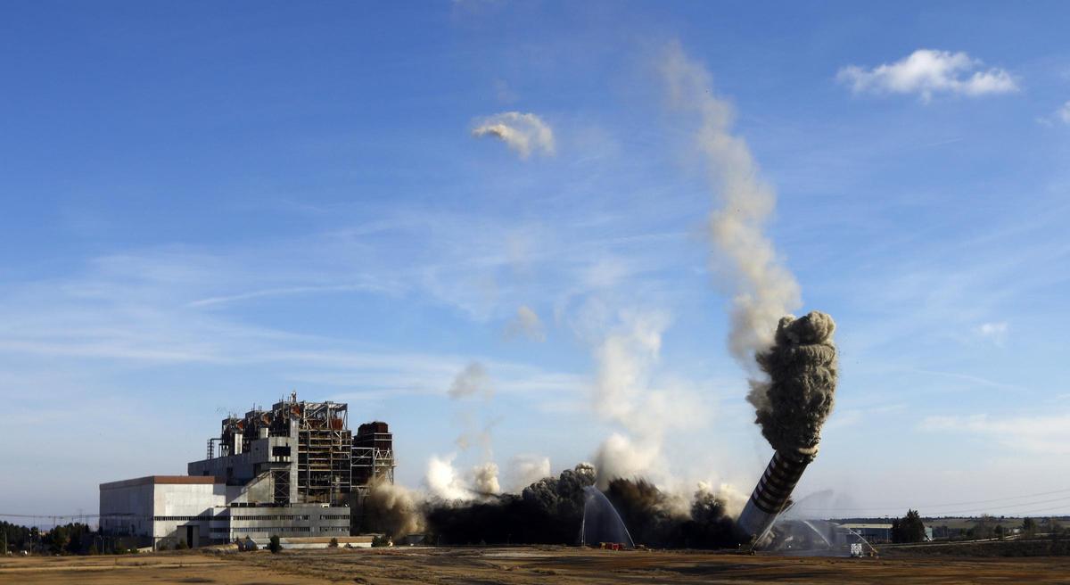 Voladura de la chimenea de la central térmica de Andorra.