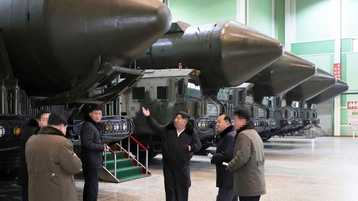 El líder nord-coreà, Kim Jong-un (al centre), mostra armament en un lloc que l’agència France Press no ha pogut verificar. | AFP