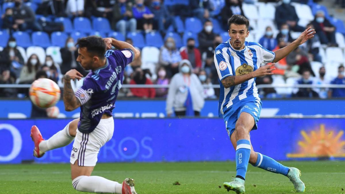 Quiles remata a portería ayer en el partido ante el Valladolid B. |  // CARLOS PARDELLAS