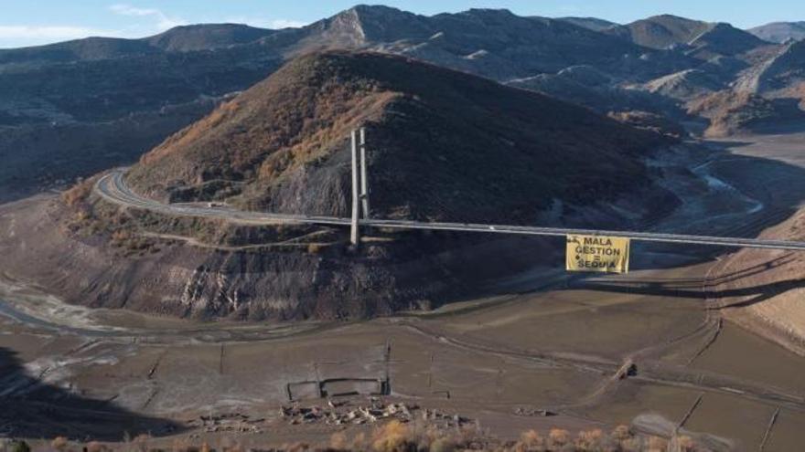 Una pancarta gigante en Barrios de Luna denuncia la mala gestión del agua