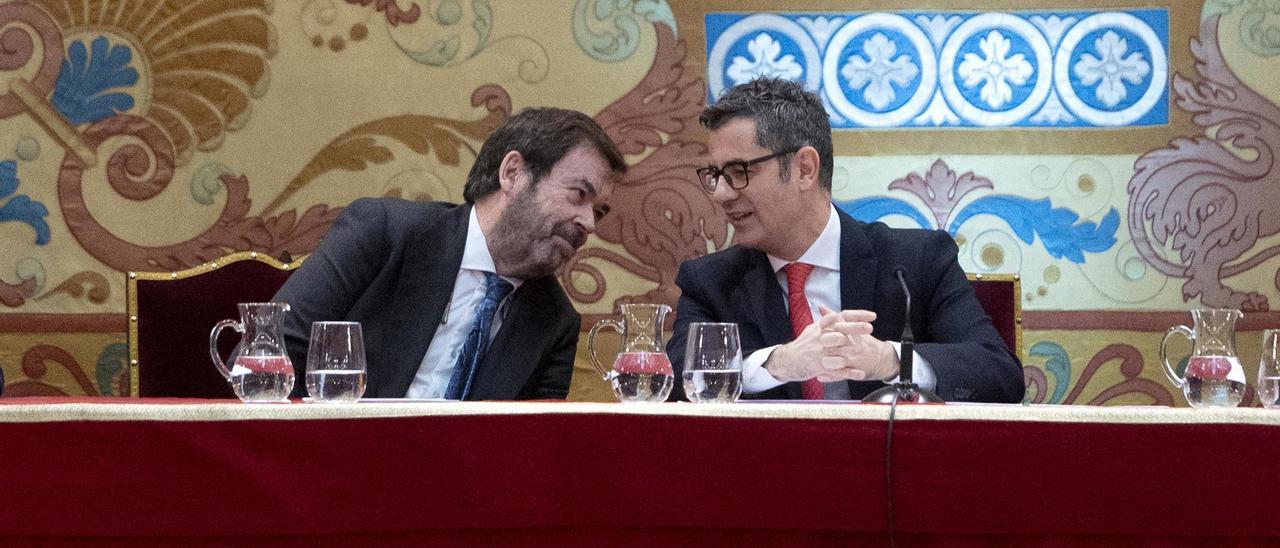 El presidente del Consejo General del Poder Judicial (CGPJ), Vicente Guilarte (i) y el ministro de la Presidencia, Justicia, y Relaciones con las Cortes, Félix Bolaños (d), durante la entrega de despachos a la 61ª promoción de acceso a la carrera fiscal,