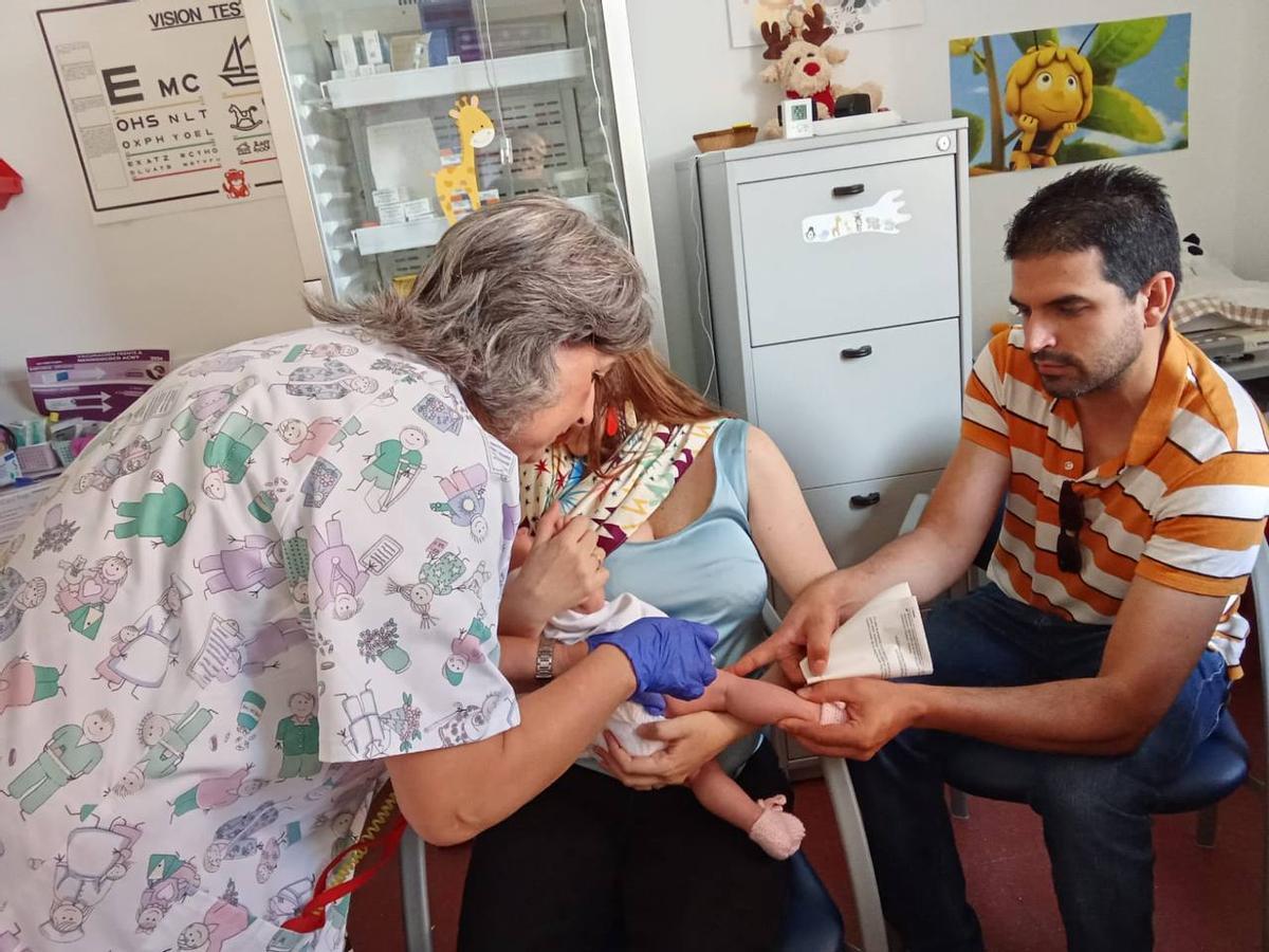 La pequeña Alba recibe la vacuna.